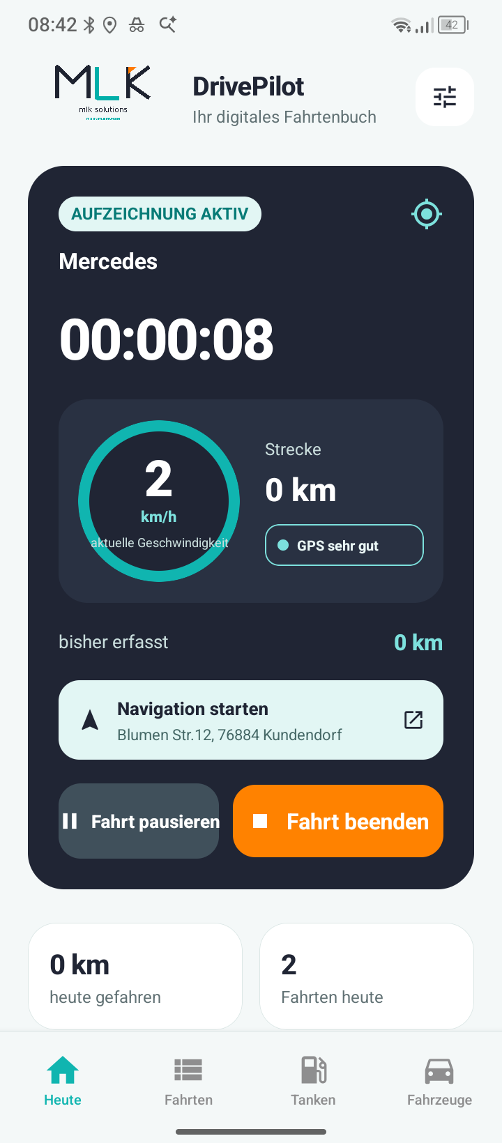 DrivePilot-Live-Fahrt mit Geschwindigkeit, Strecke und GPS-Signalqualität